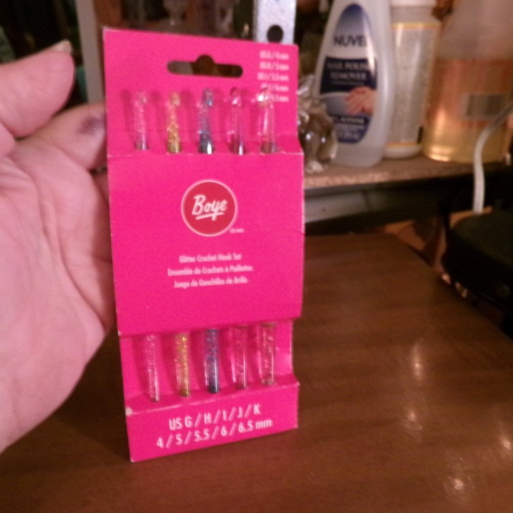 new set of 5 Boye hard plastic crochet hooks.